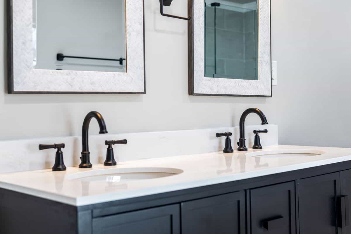 Modern vanity with sleek black-framed mirrors, illustrating black mirror decor and the best black-framed mirrors for modern homes.