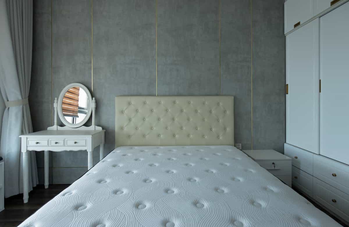 Modern vanity dresser with a lit mirror showing dresser-top styling and lighting Modern bedroom vanity dresser with a lit mirror showing dresser-top styling and lighting