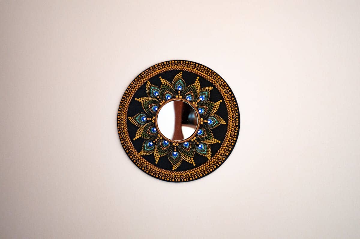 Mirror Falling Off Wall: Spiritual Meaning, Dream Interpretation and What to Do
