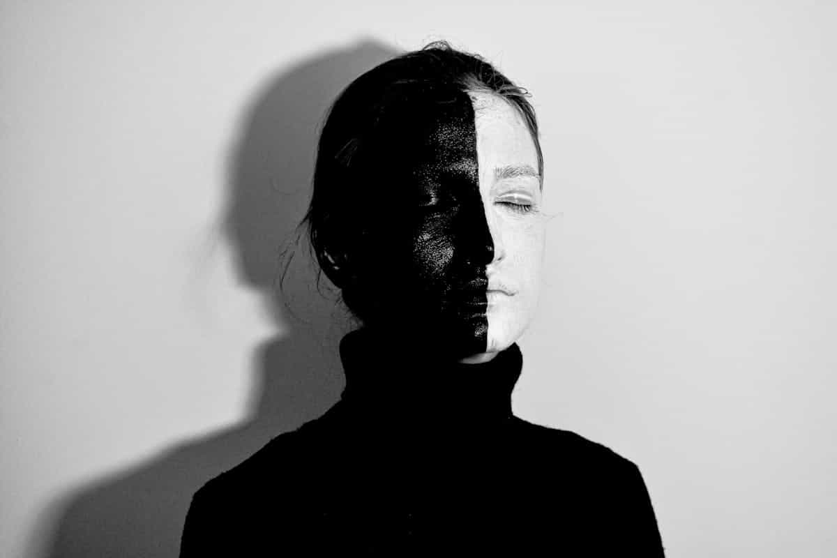 Minimal mirror and silhouette setup suggesting identity formation and mirror recognition in psychology