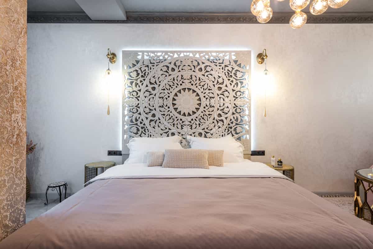 Bed with equal clearance on both sides illustrating feng shui placement for couples Bed against a wall with symmetrical nightstands and equal space on both sides, illustrating feng shui bed clearance for couples