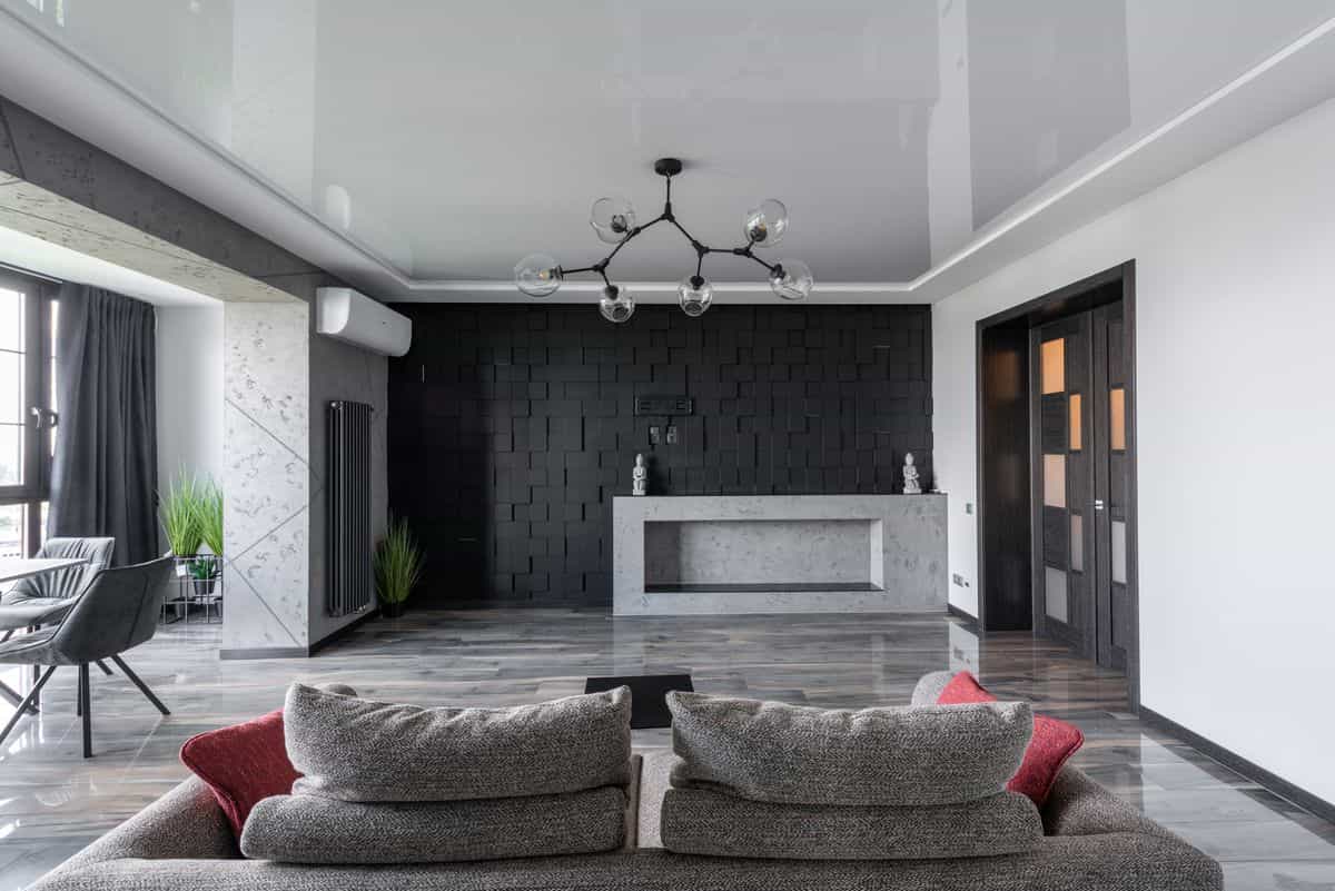 Contemporary living room with a black accent wall and stylish furniture, illustrating living room accent wall decor ideas.