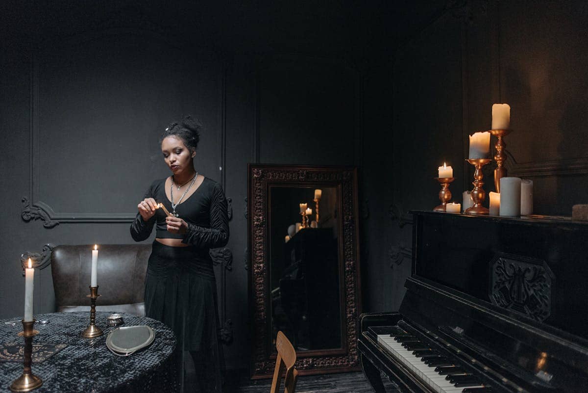 Black Mirror Scrying Beginner Guide: Step-by-Step Method and What to Expect