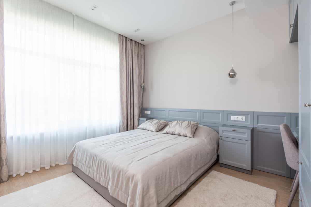 Calm hotel-style bedroom with minimalist design and neutral tones, illustrating feng shui bedroom layout principles