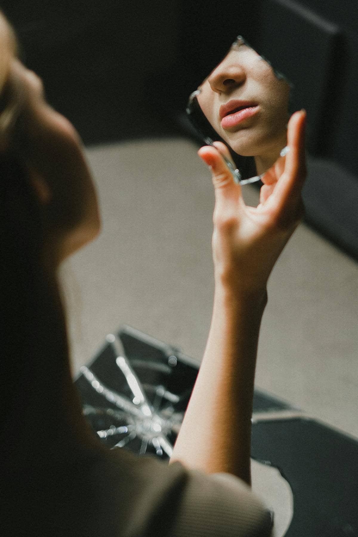 Dream of Broken Mirror: Spiritual Meanings, Warnings, and What to Do