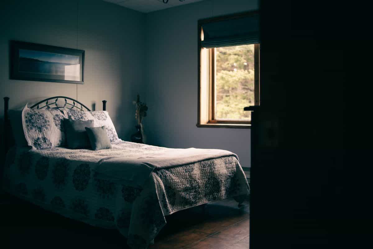 Serene bedroom with natural light and uncluttered decor, illustrating the core feng shui rules for a bedroom.